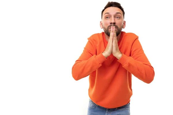 Quels signes avant-coureurs indiquent une crise de vasculite urticarienne ?